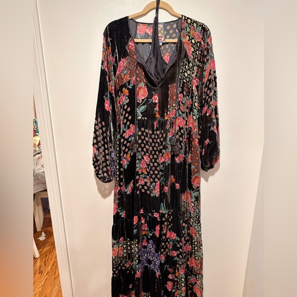 Johnny was
Not sure but it’s Gorgeous and heavy with beautifuliful fabric - Picture 1 of 17